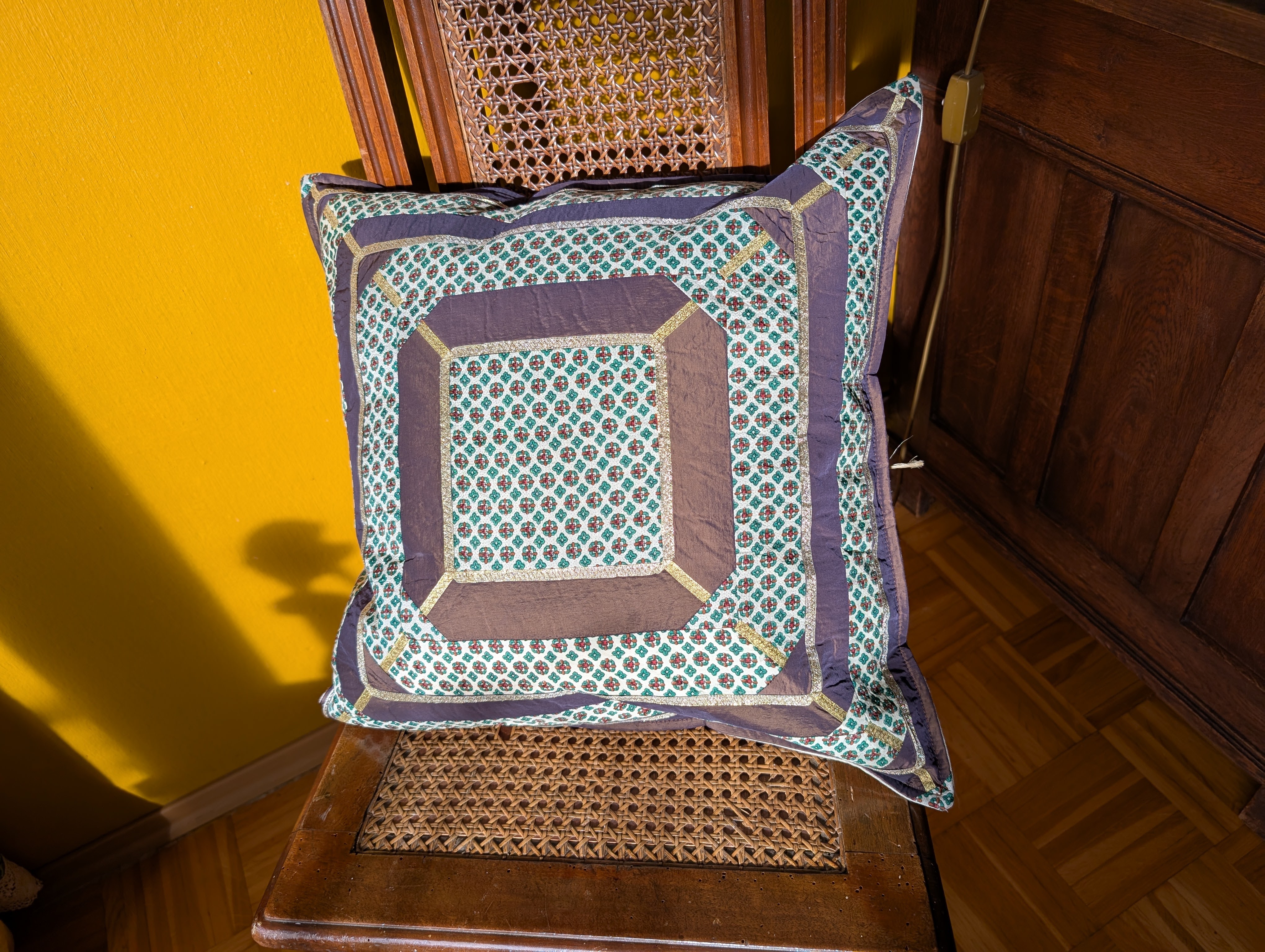 Kissen "Aus Schals gefertigt" - Bild 2